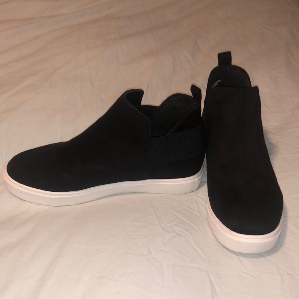 Black wedge sneakers